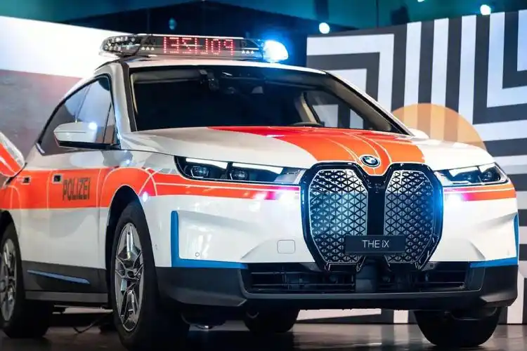 豪横啊瑞士装备宝马ix警车