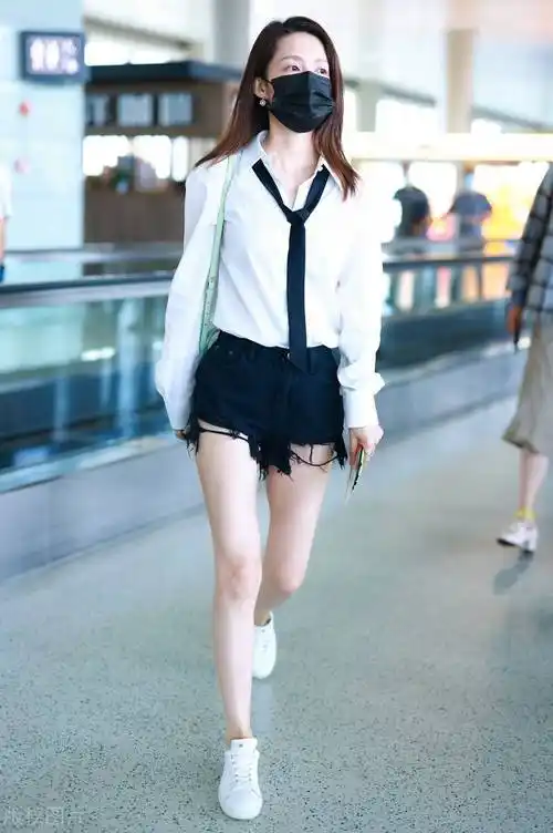 李沁穿白色衬衫搭配黑色毛边牛仔短裤,背着薄荷绿挎包,清纯帅气
