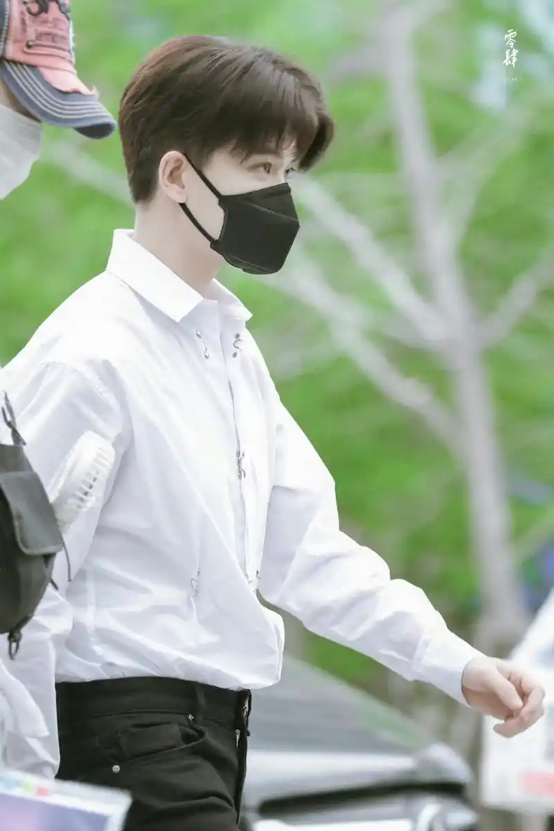 任嘉伦# 那个穿着白衬衫任时光涂抹的少年