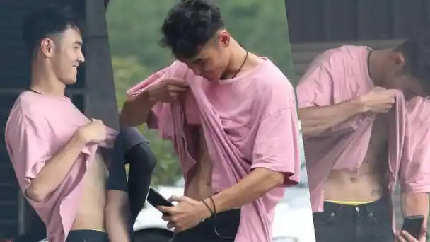 这当众拍腹肌是什么鬼,还有新闻播放语气也是贱兮兮的#阮经天#一抹