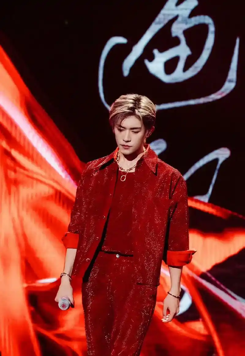 tfboys演唱会#易烊千玺舞台照  - 抖音