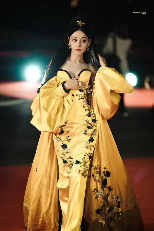 红毯没有王法 只有迪丽热巴的想法##迪丽热巴 金色女王