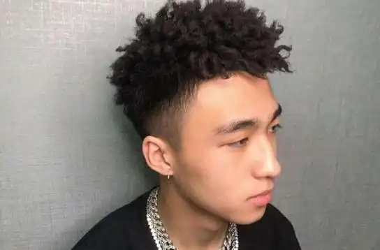 锡纸烫男生短发图片区别的只是服饰的改变那会穿