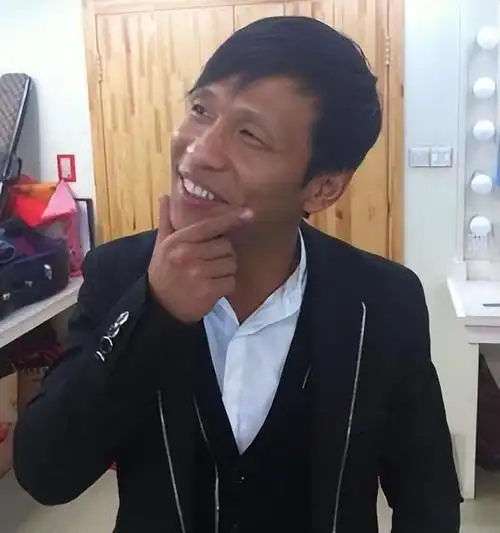 回顾宋小宝成名后抛弃原配二婚娶小5岁女粉丝今一家四口乐开怀