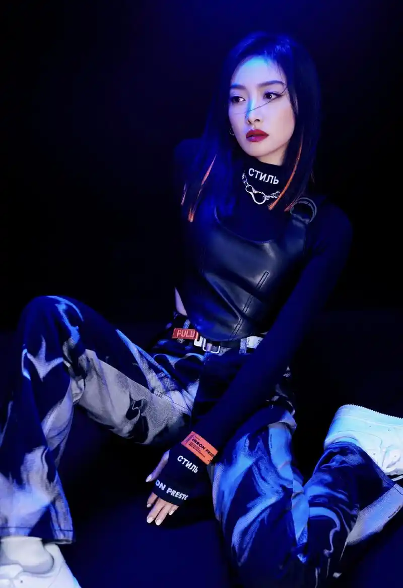 宋茜玫瑰慕斯外套亮了,露脐衫紧身裤修身,一改金鹰礼服显胖感