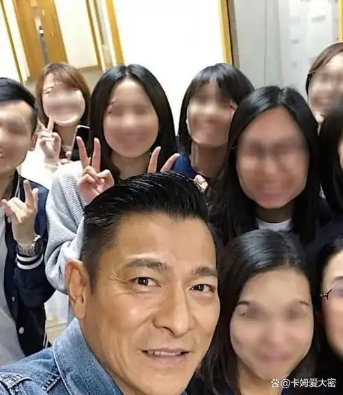 刘德华与女粉丝搂腰亲密合影似恋人,被拍成两尺小短腿毫不在乎!