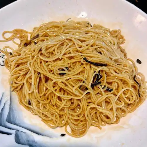 分享一下自己做的葱油拌面 做法很简单吖①面放入沸水锅中煮熟捞出②