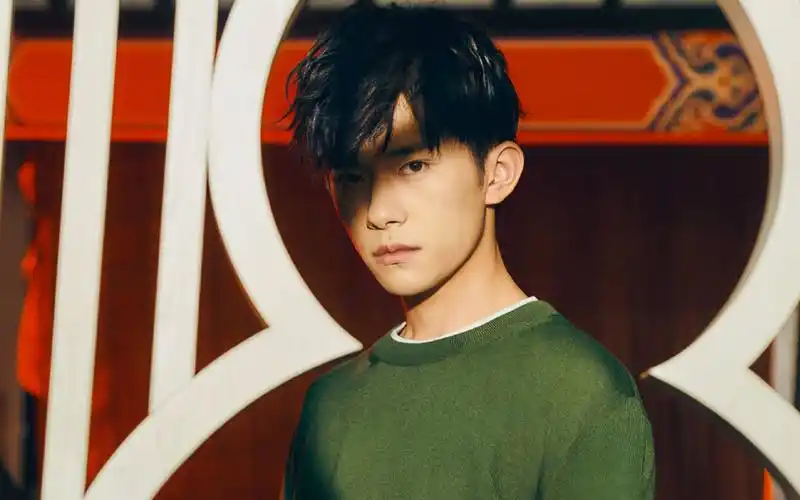 易烊千玺杂志封面写真图片壁纸,**明星,高清,帅气,帅哥,tfboys,易烊