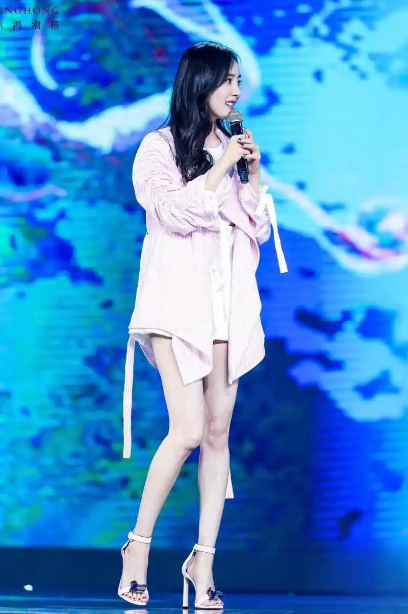 杨幂秀长的纤纤细腿,魔鬼般的身材,抚媚动人.