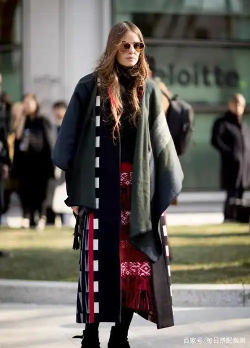 最近火了一种穿法,叫"披肩当外套",时髦有范,谁穿谁好看
