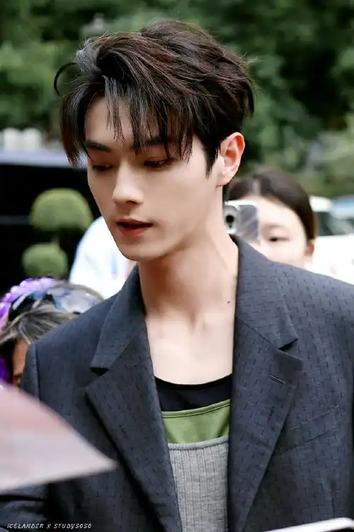 许凯镜头畸变下的颜值##许凯米兰fendi大秀