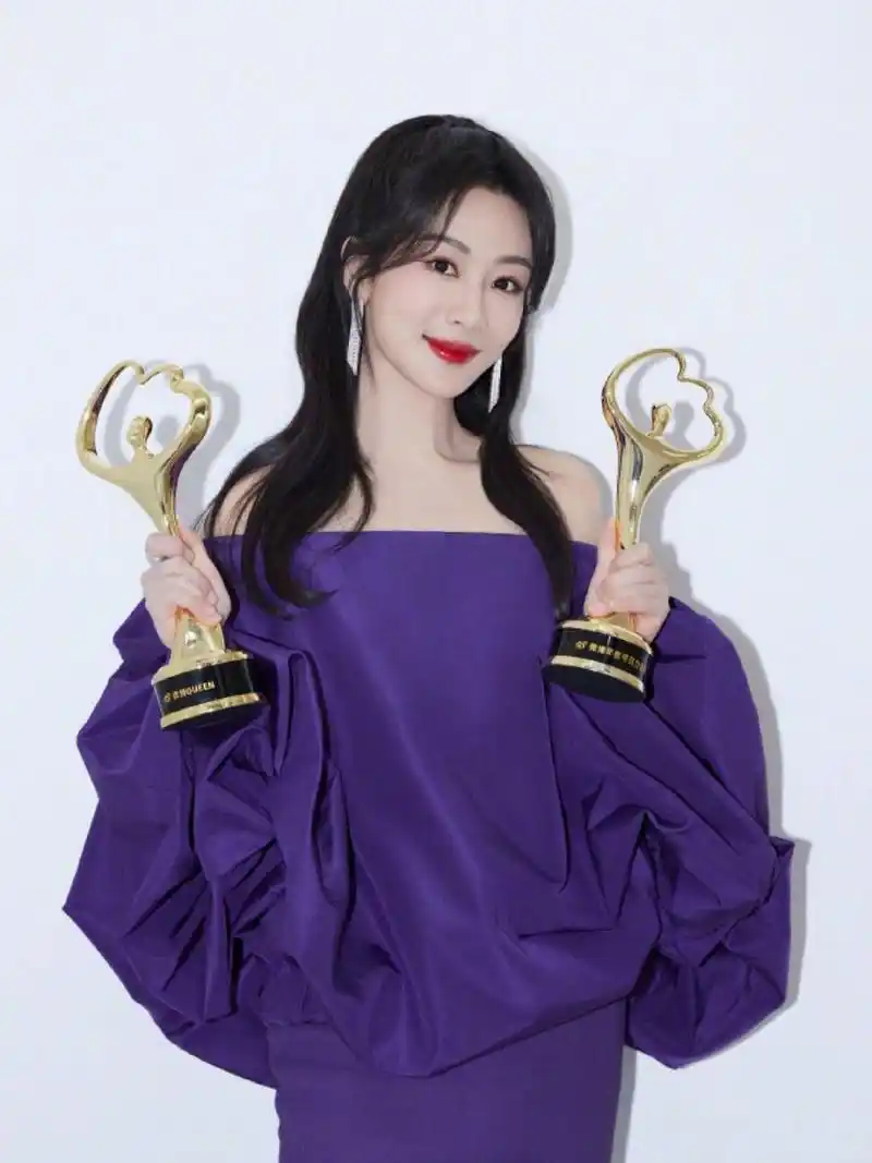 原来他们陪伴着杨紫一同参加了活动,亲眼见证了女儿在舞台上的荣耀