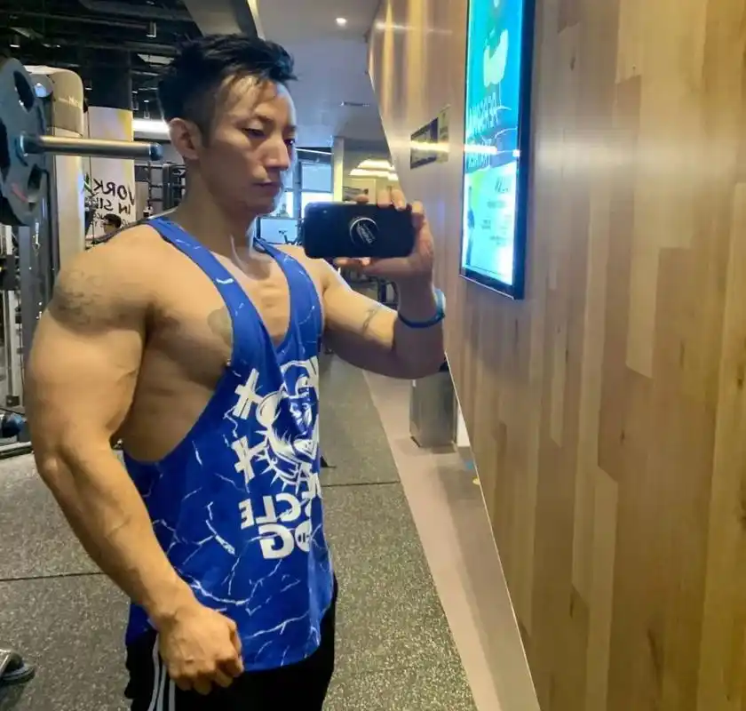 深蹲140kg,硬拉150kg,广东肌肉小伙练出强壮身材,太吸睛