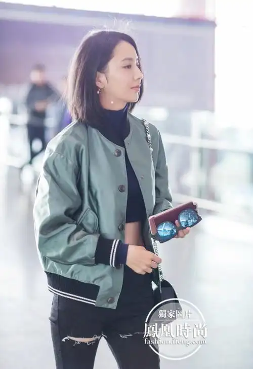 佟丽娅最新街拍,网友直呼总算穿了一套适合她的衣服了