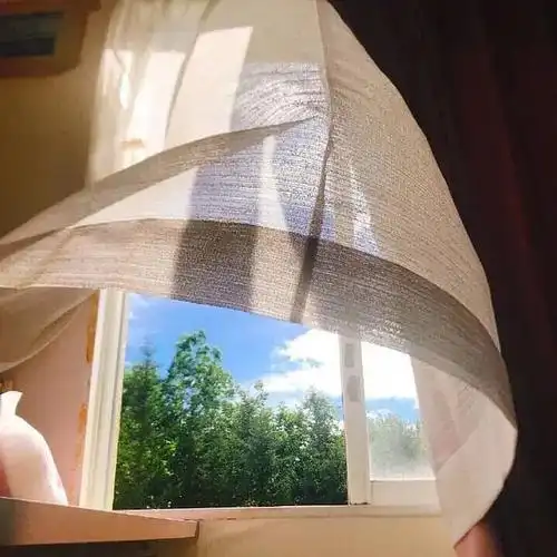 风吹起窗帘,阳光洒进来