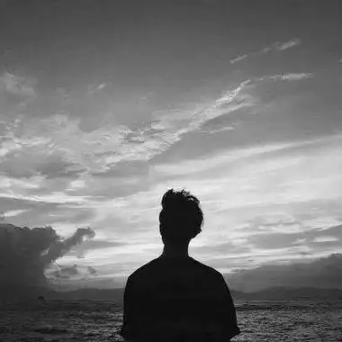 黑白伤感意境图片男生头像背影头像