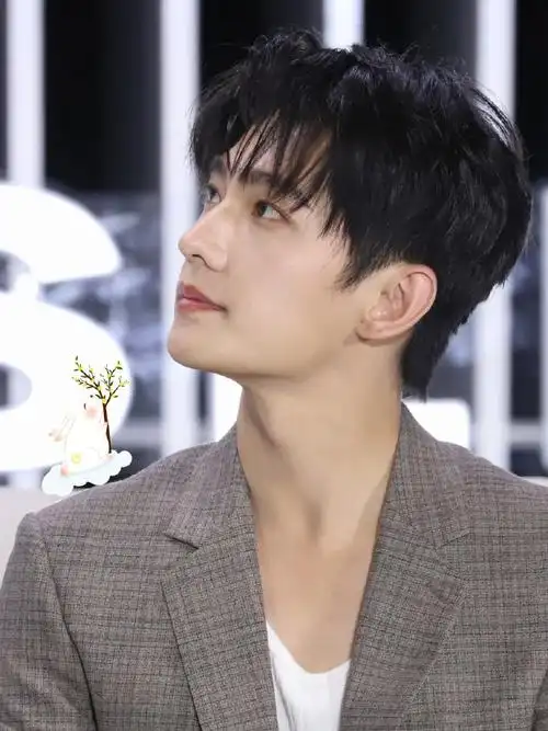 杨洋系个腰带吧#看看这原图直出的纯生图,不愧是杨不修好自律的大