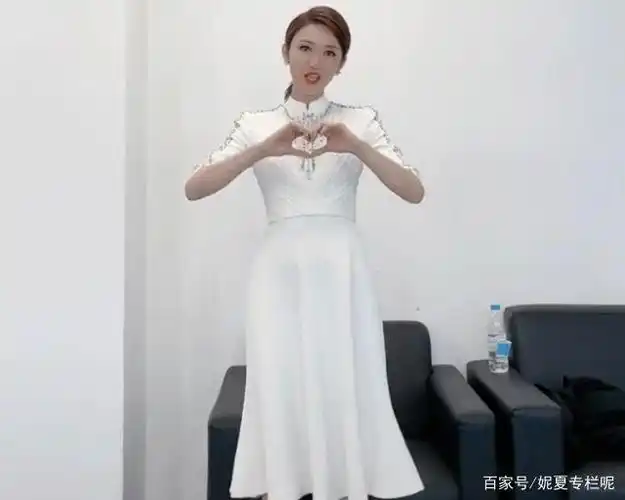 央视主持人龙洋穿白裙跳舞,扭动身姿秀精致小蛮腰!俏皮可爱!