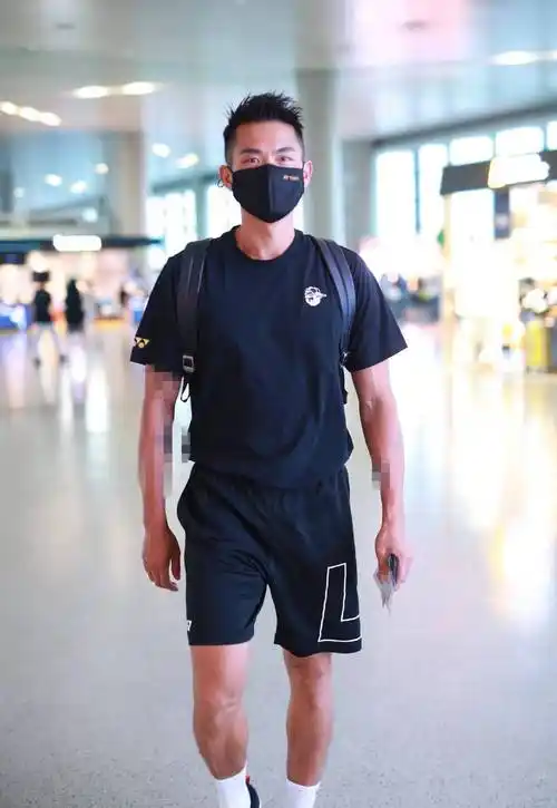 林丹退役后心情放松,穿t恤背双肩包,这发型 身材不进时尚圈可惜_黑色