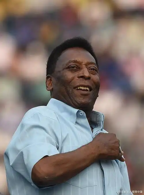 贝利是足球史上最伟大的球员之一,他曾代表巴西夺得1958年,1962年