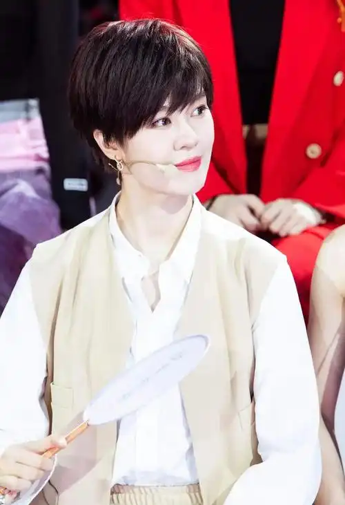 郁可唯五公造型是短发!仿佛又回到了当年的快乐女声