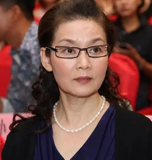 "时代美人"潘虹:童年和婚姻坎坷有泪,67岁单身无子令人痛心