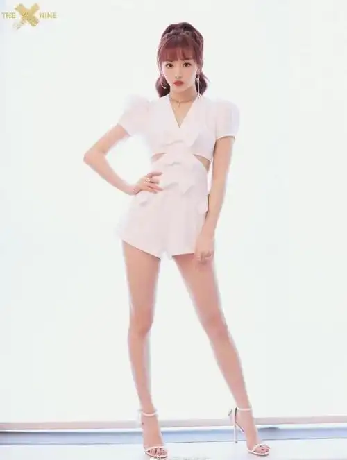 原创孔雪儿更新私服美照,湖蓝色吊带搭短裤,紫红色头发元气满满