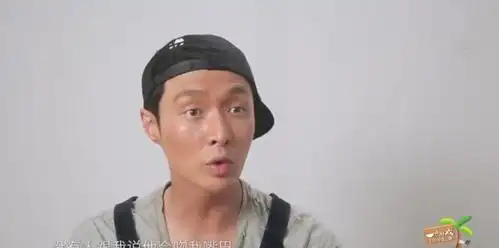 而且张艺兴的荧幕初吻黄渤一开始并没有直接亲,而是亲的脸颊.