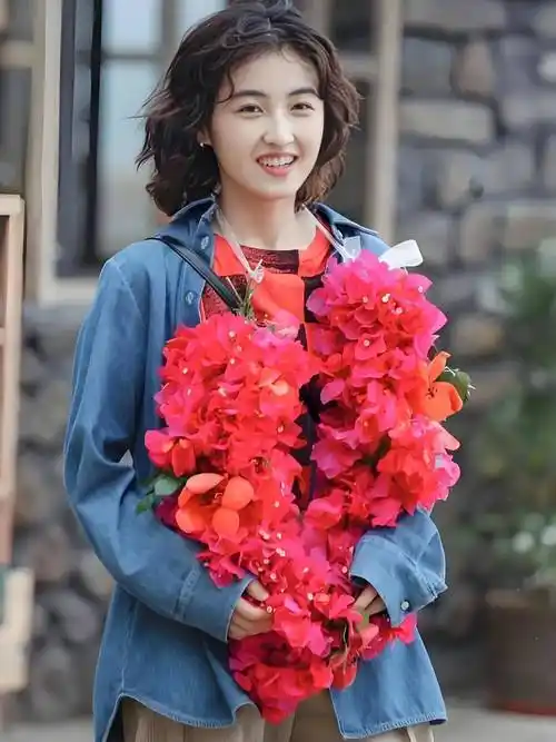 《向往的生活》张子枫主动当音效师,何炅夸变开朗勇敢了许多