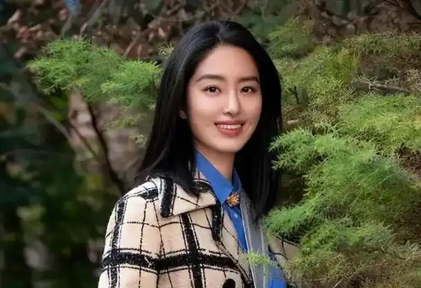 杨采钰:抢刘亦菲"大佬"陈金飞,嫁大30岁富豪,她到底想啥