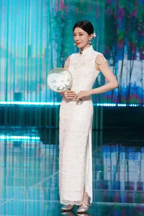 "水墨江南风:贾静雯手持摇扇,宛如画中美人走出"_照片_旗袍_传统