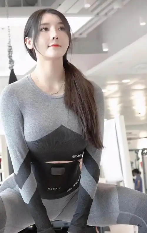 骨感美已过时?刘太阳爆款身材被疑整容,霸气回击:肌肉可以伪造