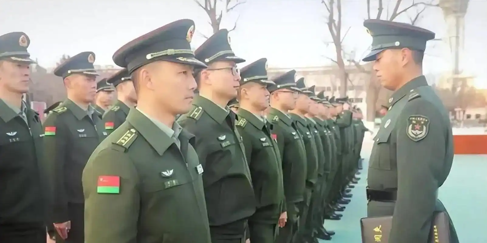 这个新型的夹克军装一穿,一下子把这些军官的大肚子暴露出来了,这样的