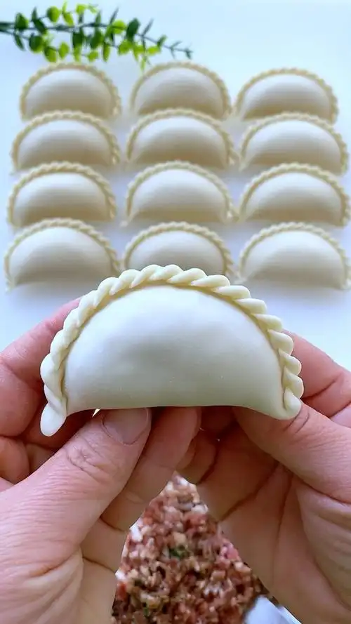 简单好学一看就会的锁边饺子包法,学会做给家人吃