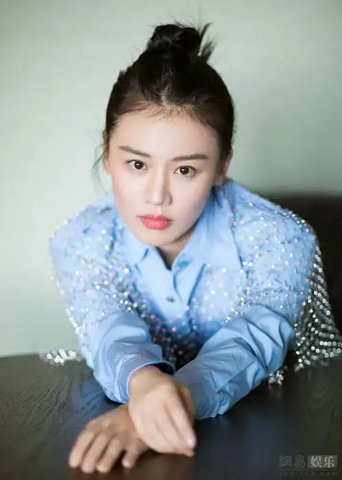 马思纯大眼红唇俏皮灵动瘦身有成美腿抢镜