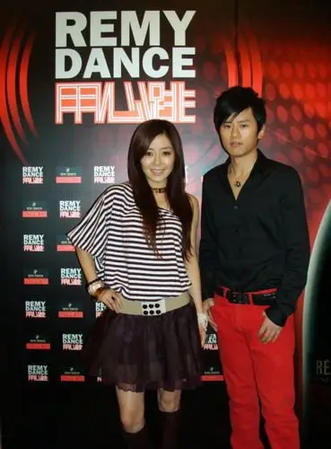 张杰携手安又琪大连会歌迷 巧妙应对记者敏感问题