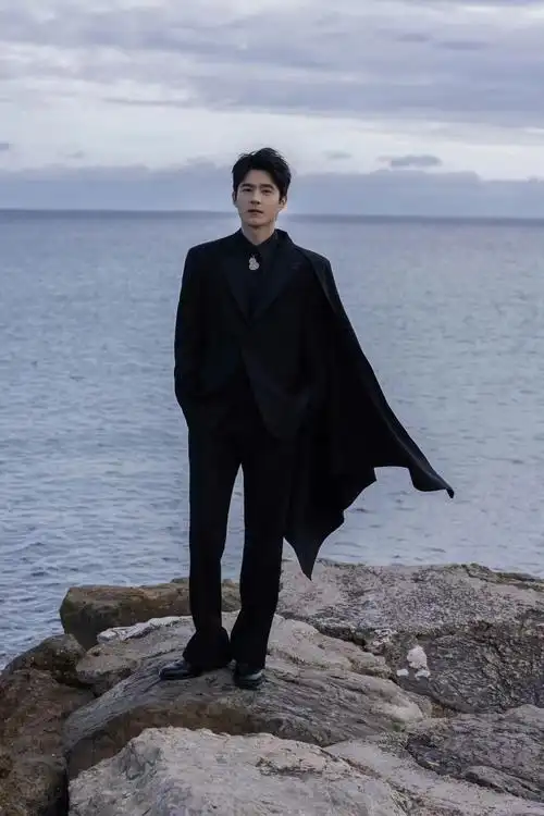 周冬雨男朋友(周冬雨刘昊然曝恋情后首同框!