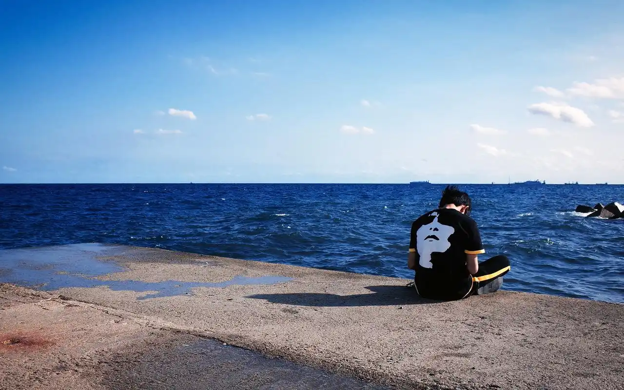 易烊千玺帅气旅拍图片高清壁纸