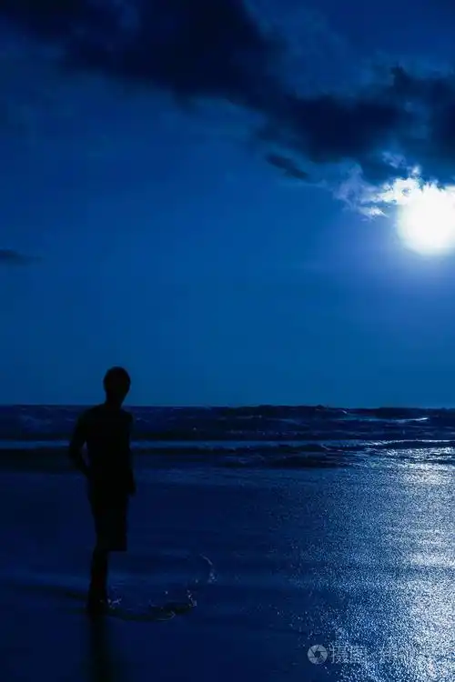 晚上在海滩上的阳人