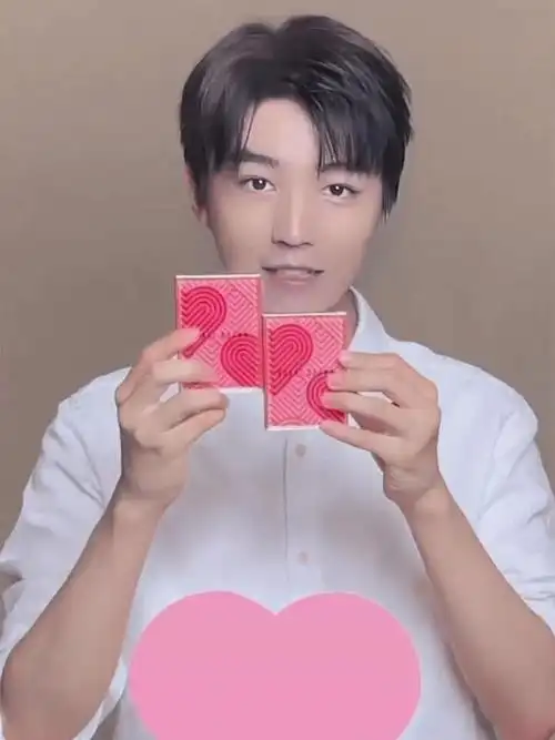 王俊凯比心好甜快收好