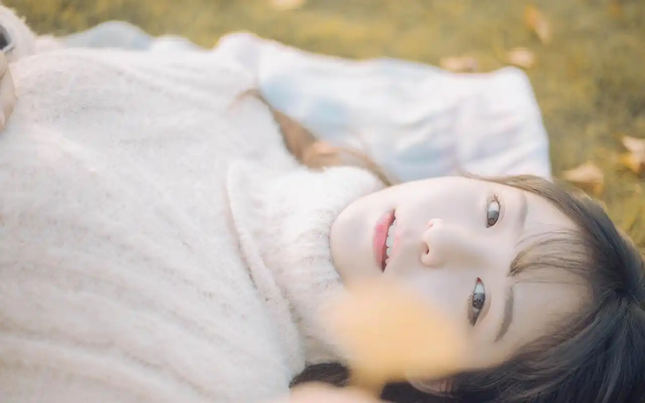 长发气质美女秋季唯美户外写真桌面壁纸