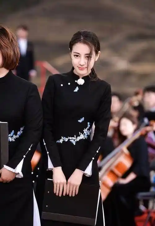 热巴在跑男上首秀素颜,对比一下baby,谁胜谁负?_节目组_观众_漂亮