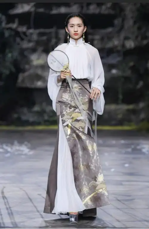 携手布瑞琳,2022中国国际时装周发布会盖娅传说开幕大秀