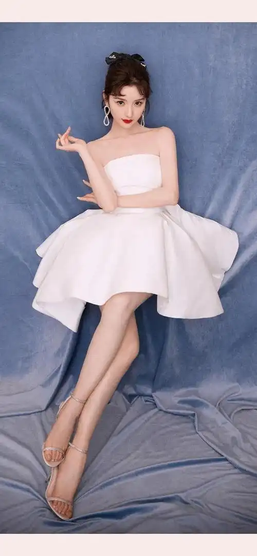 美女系列壁纸第61期,我们迎来了优雅迷人的毛晓彤.