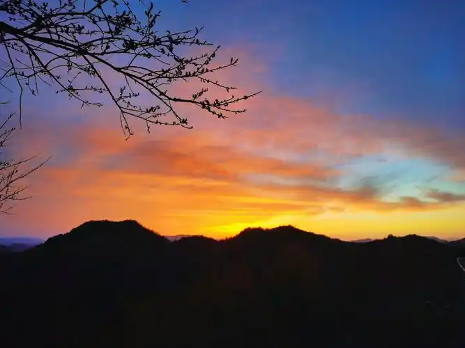 一抹晚霞照亮天际,显得格外美丽.(黄祖满 摄)