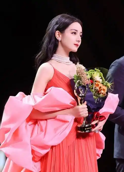 再加上小黑天鹅,杨幂的红玫瑰,迪丽热巴的粉