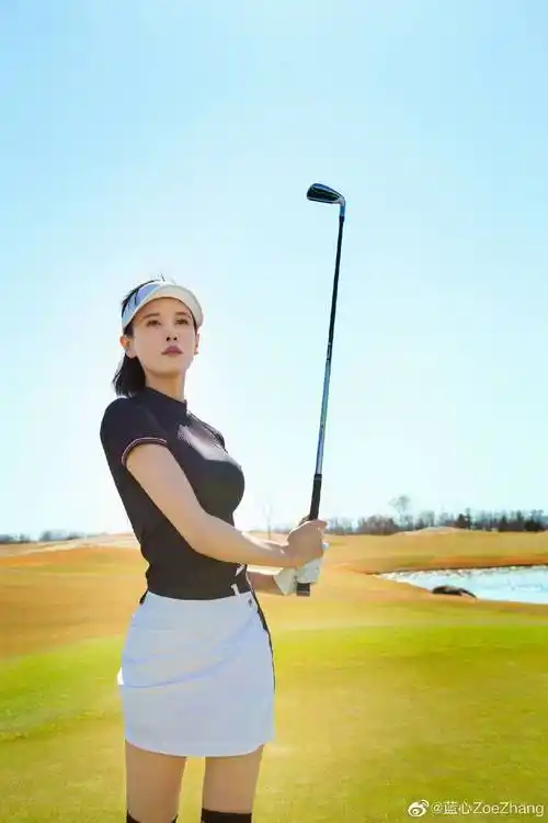 组图演员张蓝心化身高球女神人美腿长赏心悦目