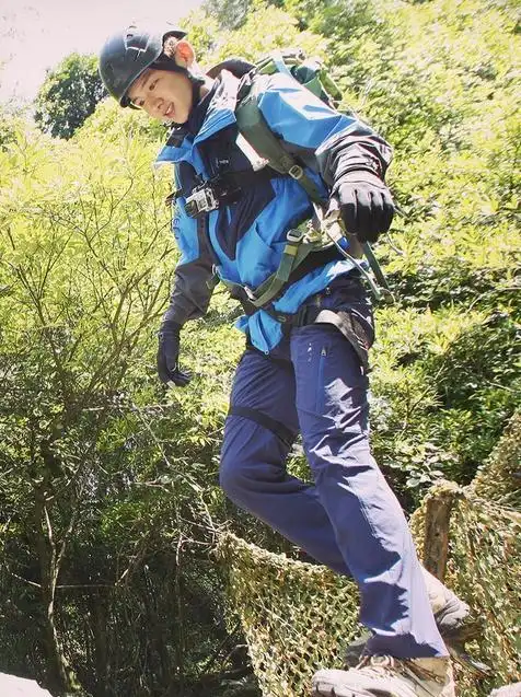 白敬亭跟着贝尔去冒险综艺照