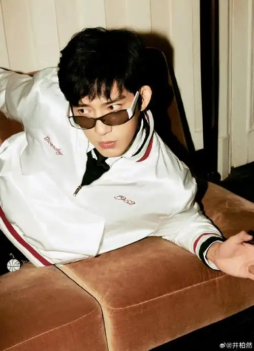 井柏然是把酒店浴袍穿出来了吗##井柏然机场主打一个松弛感