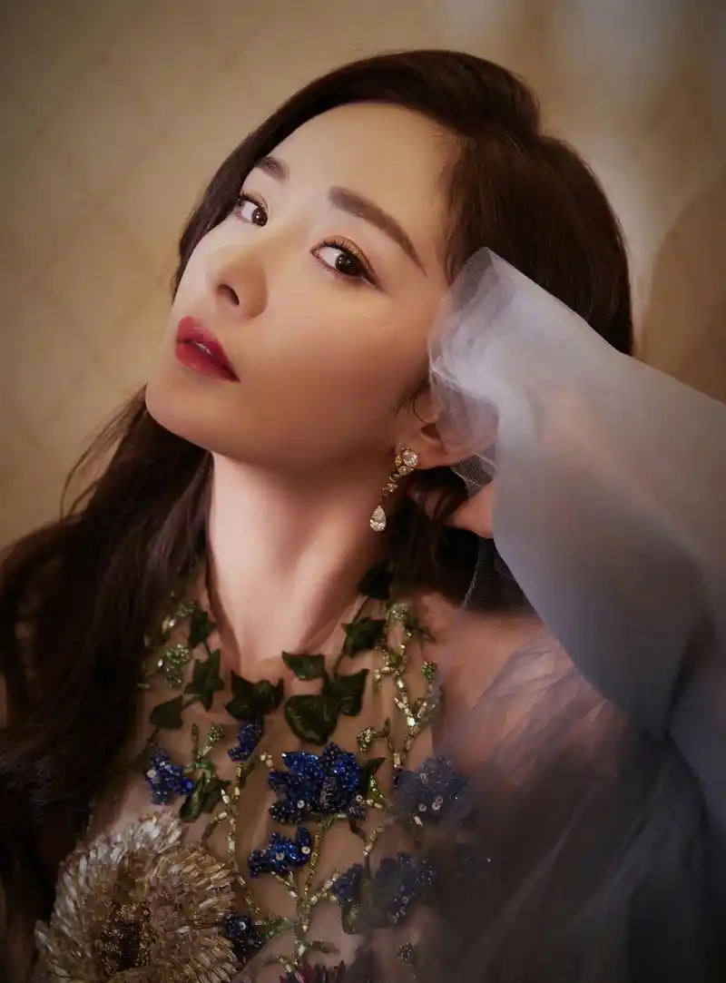 杨幂百花迎春节  这身刺绣礼服好看,好辣#美女# #杨幂#拍照姿势很大胆